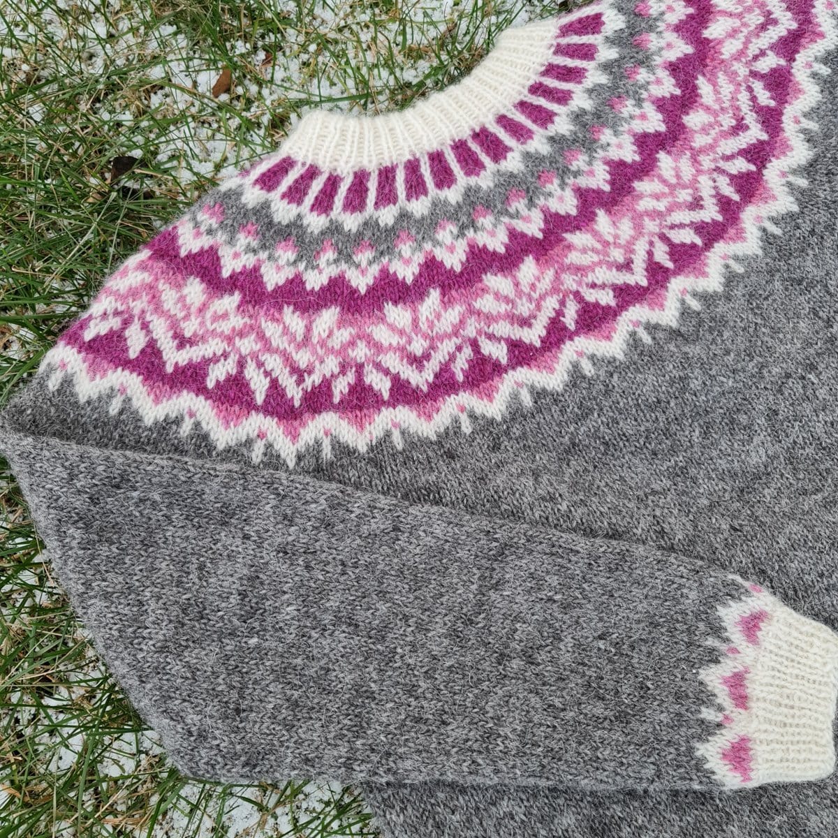 Dagný - Icelandic Sweater - Grey/Pink