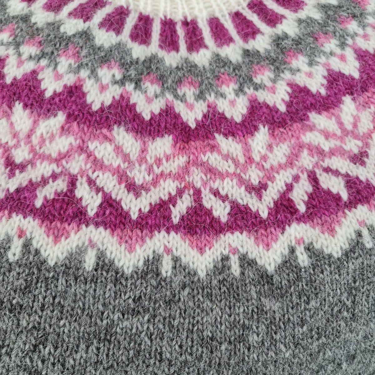 Dagný - Icelandic Sweater - Grey/Pink